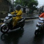 bermotor_di_jalan_licin