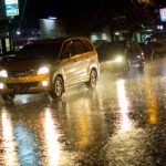 mengemudi_mobil_saat_hujan_deras_dan_malam_hari
